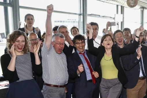 Jubel bei den Abstimmungssiegern in ihrem Hauptquartier in Bern. Die Schweizer Stimmberechtigten sagen mit 58,2 Prozent Ja zum Energiegesetz. Das Ergebnis besiegelt den endgültigen Ausstieg aus der Atomenergie. Neben den grossen Parteien (ausser der SVP) hatten sich auch der Bundesrat und die Umweltverbände für das neue Gesetz stark gemacht. (Foto: Peter Klaunzer)