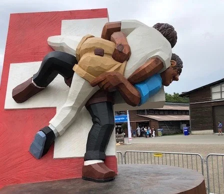 Zehn Tonnen wiegt die Skulptur, die der Bildhauer Stephan Schmidlin aus dem Holz des Chamer Mammutbaums geschnitzt hat. (Foto J21)