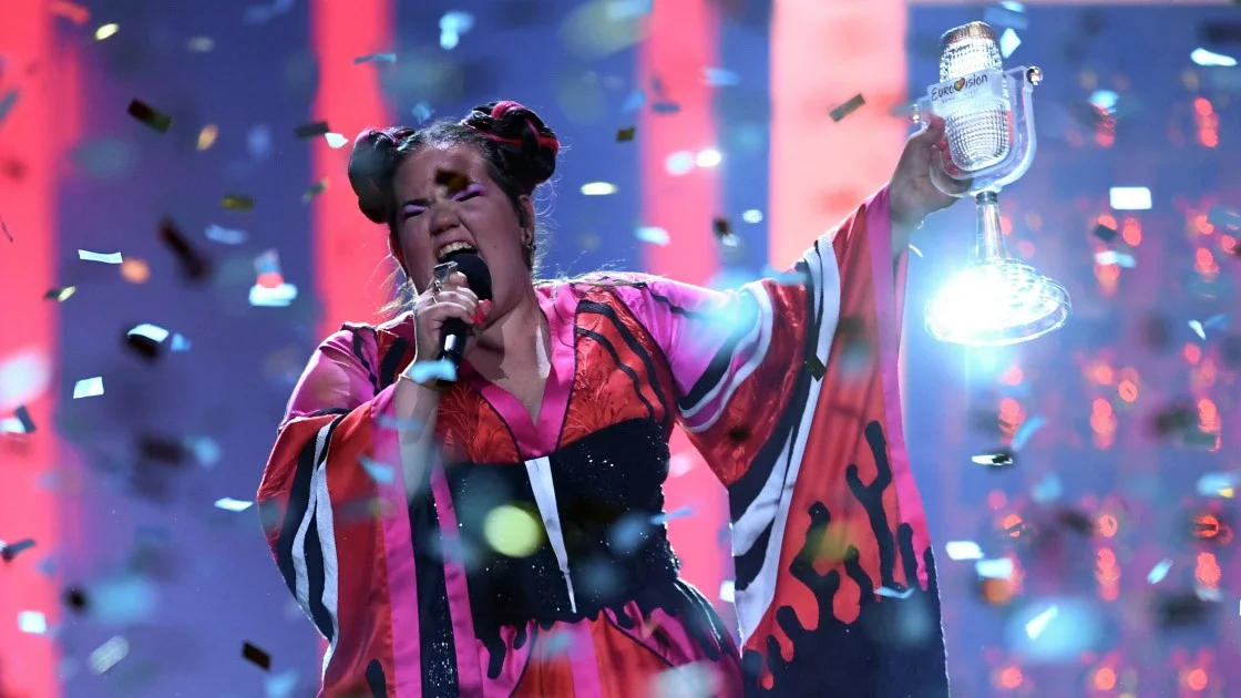 Die israelische Sängerin Netta Barzilai gewinnt den Eurovision Song Contest in Lissabon mit dem Lied „Toy“. Der Song gilt als eine Antwort auf die MeToo-Debatte, ist eine Kritik an chauvinistische Männer und wurde auf YouTube bisher über 90 Millionen Mal angeklickt. Im Text heisst es unter anderem „I’m not your toy, you stupid boy“ und „My teddy bear’s running away, The Barbie got something to say, hey“. (Foto: Keystone/AP)