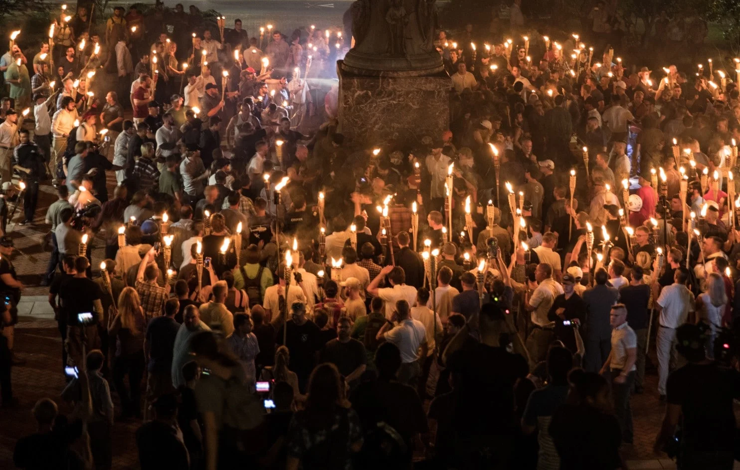 Ku-Kux-Klan-ähnlicher Fackelumzug der Rechtsextremen. „Präsident Trump hat jede dieser Fackeln angezündet“, schreibt die „Washington Post“ am Sonntag. 
