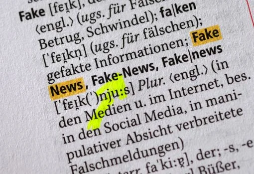 Die 27. Ausgabe der deutschen Sprachbibel ist um 5’000 Wörter erweitert worden und umfasst nun 145’000 Stichwörter. Die Urfassung des Dudens von 1880 zählte 28’000 Wörter. Neben „Fake-News“ (mit Bindestrich) und „Fakenews“ und „Fake news“ wurden jetzt unter anderem auch „Selfie“, „postfaktisch“, „Instagram“ und „Merkel, Angela“ aufgenommen. (Foto: Keystone/DPA/Jens Kalaene)