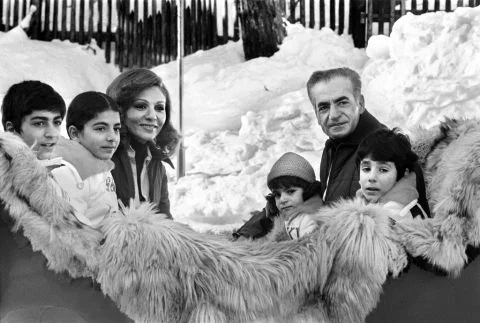 Das Bild zeigt sie mit Schah Mohammad Reza Pahlavi und ihren vier Kindern am 26. Januar 1975 bei Skiferien in St. Moritz Foto: Keystone/Str). Am 21. Dezember 1959 hatten die beiden geheiratet Nach schweren islamistischen Unruhen traten der Schah und seine Frau zurück und verliessen am 16. Januar 1979 das Land. Ajatollah Chomeini, der von Paris aus den islamistischen Aufstand gesteuert hatte, kehrte am 1. Februar 1979 aus dem Pariser Exil zurück. Nach kurzen Aufenthalten in Ägypten, Marokko, den Bahamas, Me…