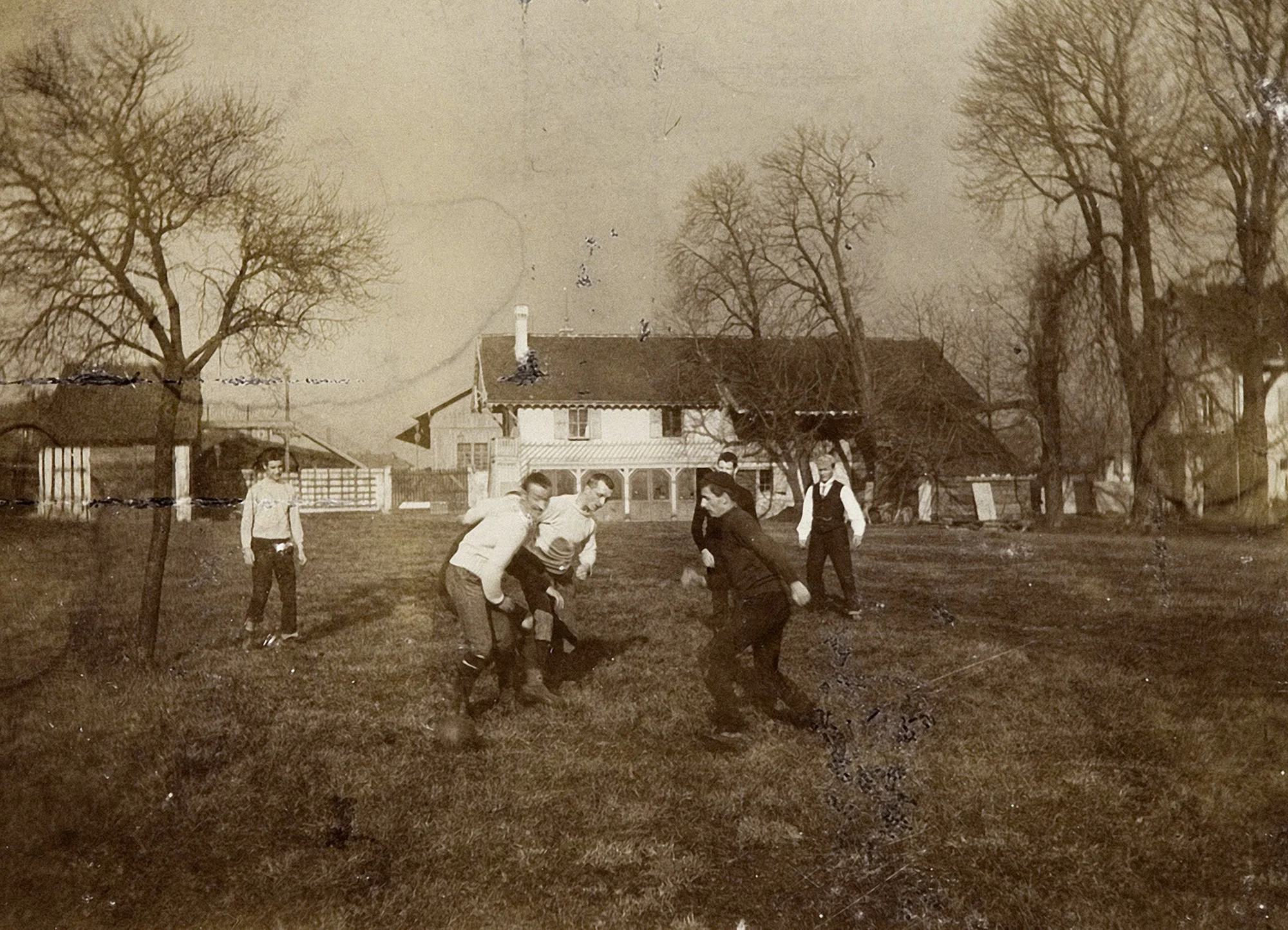 Auf dem Landhof bei Basel trainieren erstmals Spieler des kurz zuvor, am 15. November 1893 gegründeten FC Basel. Unter den Spielern befinden sich Mitglieder eines Rudervereines, Akademiker und ein Sportjournalist (der die Fussballregeln aus dem Englischen übersetzte). (Bild: Sportmuseum Schweiz)