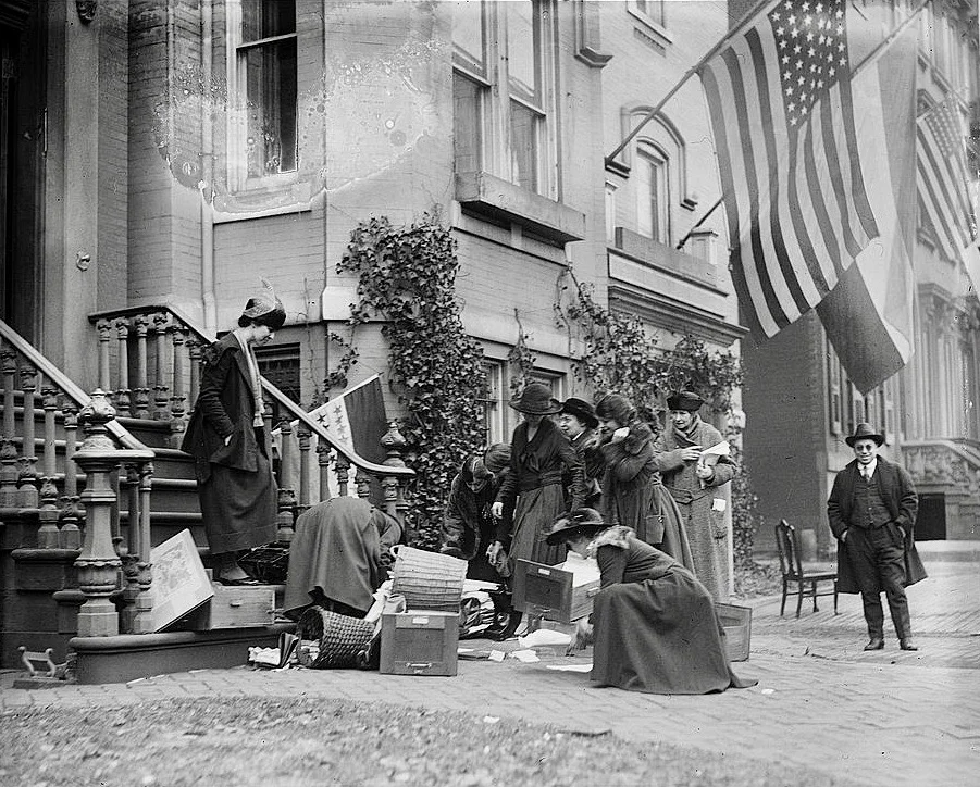 Am 7. Januar 1920 wird die Zentrale der National Woman’s Party durch ein Feuer verwüstet.