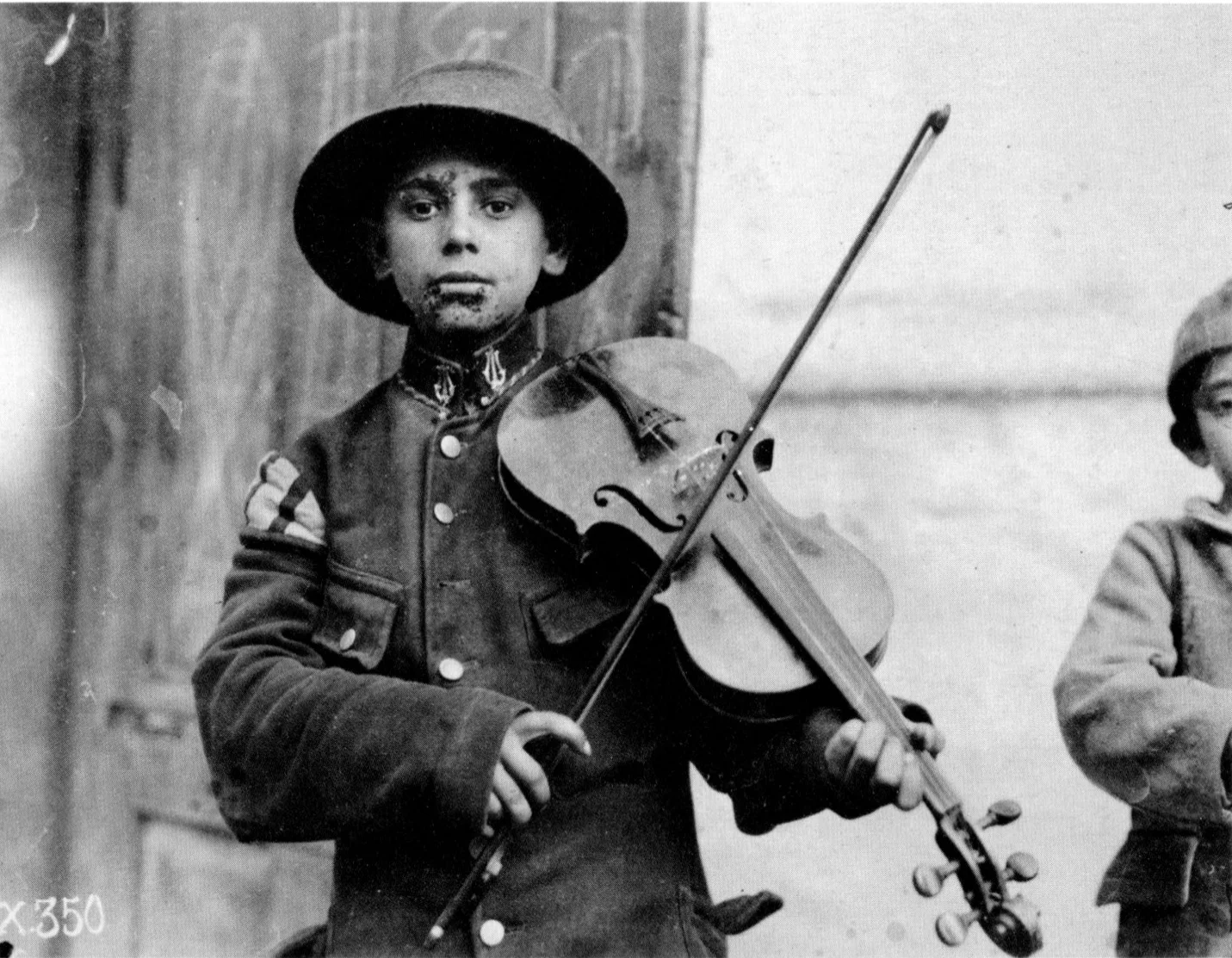 Lewis Hine,
Belgrade, Christmas fiddler, 1918
Silbergelatine-Abzug, 9.3 x 10 cm
© Sammlung des George Eastman House, Rochester