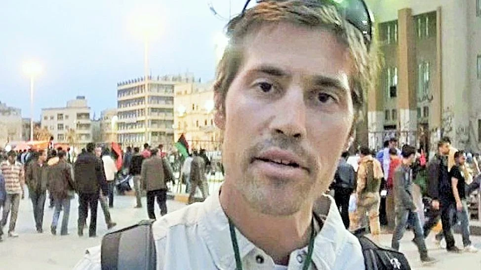 2014: Der amerikanische Journalist Jim Foley wird von der radikalsunnitischen Terrormiliz "Islamischer Staat" (IS) in Syrien enthauptet. Foley war im November 2012 entführt worden. IS erklärt, sein Tod sei ein Racheakt für die amerikanischen Bombardierungen im Norden des Irak. IS stellte ein Video der Enthauptung ins Internet. Das Bild wurde 2011 in Libyen aufgenommen. (Foto: Keystone/AP)