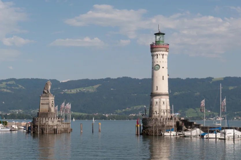 Hafeneinfahrt von Lindau mit Leuchtturm und bayrischem Löwen
