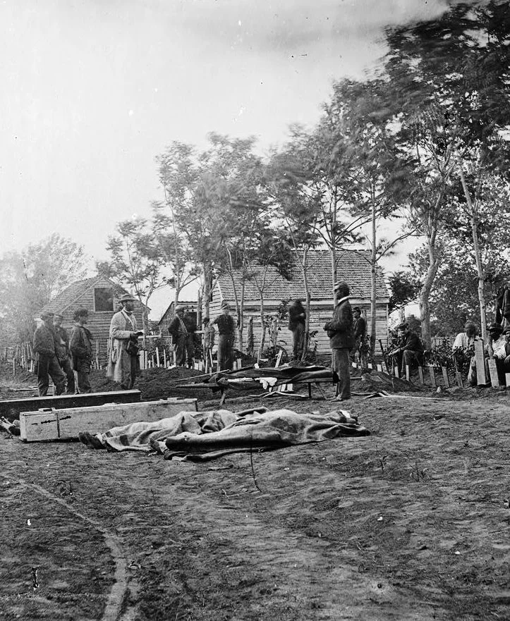 Fredericksburg (Virginia): Begräbnis von Soldaten der nördlichen Unionstruppen am 19. oder 20. Mai 1864. Sie sind bei den Schlachten bei Wilderness und Spotsylvania Court House in unmittelbarer Nachbarschaft der Stadt gefallen. Fotograf unbekannt.