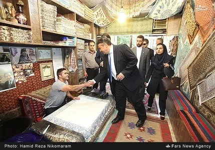 Die Bundesregierung hat immer wieder ihren Wunsch nach guten Beziehungen zur Islamischen Republik demonstriert – Foto: Ex-Wirtschaftsminister Sigmar Gabriel bei einem Besuch des Bazars von Isfahan (Quelle: seratnews.com)