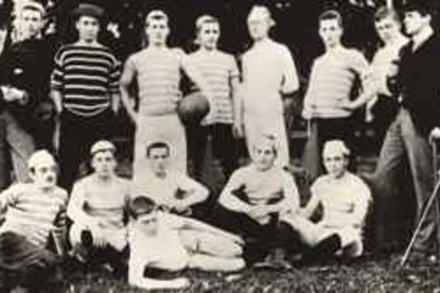 GC wird vom englischen Studenten Tom E. Griffith im Selnau-Quartier als erster Stadtzürcher Fussballclub gegründet. Das Bild stammt aus dem Jahr 1886. Das erste Spiel absolvierte der Klub gegen den „Polytechnikum Football Club“ der ETH. Der Match endete 0:0. Drei Spieler verletzten sich. Die Zeitungen schrieben, es sei ein Unsinn, einem schmutzigen Lederball nachzurennen, anstatt die Freizeit nutzbringend zu verbringen. Die Grasshoppers wurden in der Saison 1897/98, die im Cup-System ausgetragen wurde, die…