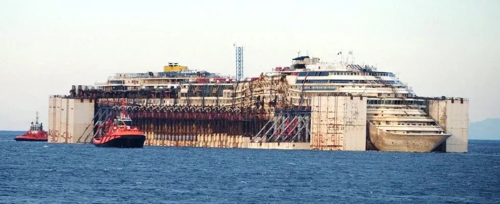 Die Costa Concordia am Sonntag früh vor dem Hafen von Genua