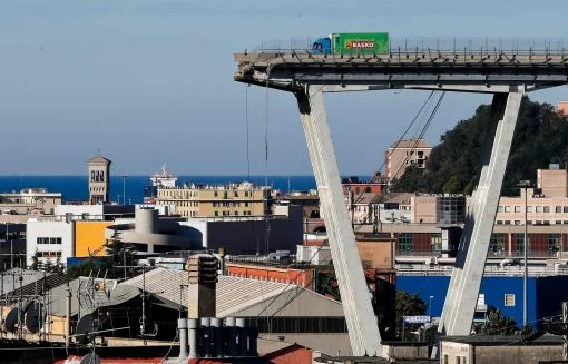 14. August 2018: In Genua stürzt die grösste und wichtigste Brücke der Stadt, die Morandi-Brücke, ein. 43 Menschen sterben. Die 1’182 Meter lange Autobahnbrücke (auch Polcevera-Vidadukt genannt) war vom italienischen Brückenpionier Riccardo Morandi gebaut und 1967 fertiggestellt worden. Seit Jahren befand sich die Brücke in einem schlechten Zustand. Das von drei 90 Meter hohen Pylonen getragene Bauwerk verband auf 40 Meter über Boden die Stadtteile Sampierdarena und Cornigliano. Hier begann die A 10, die v…