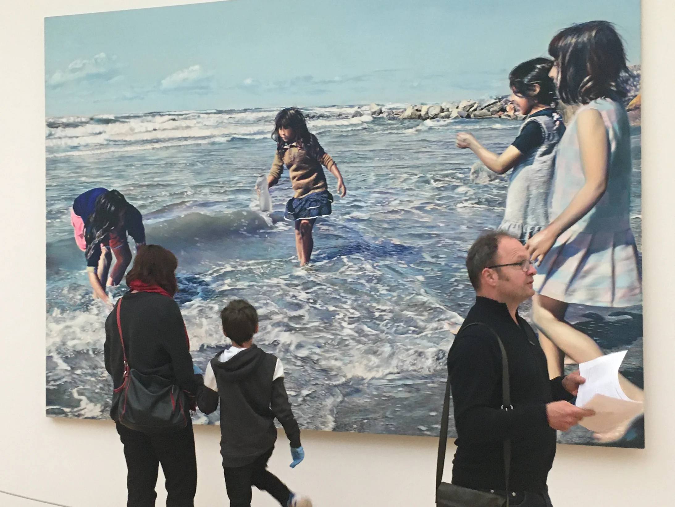 Franz Gertsch: Saintes Maries de la Mer III. 260 x 370 cm. Acryl auf ungrundierter Baumwolle. 1972. Lentos Kunstmuseum Linz (Dauerleihgabe aus Privatbesitz).