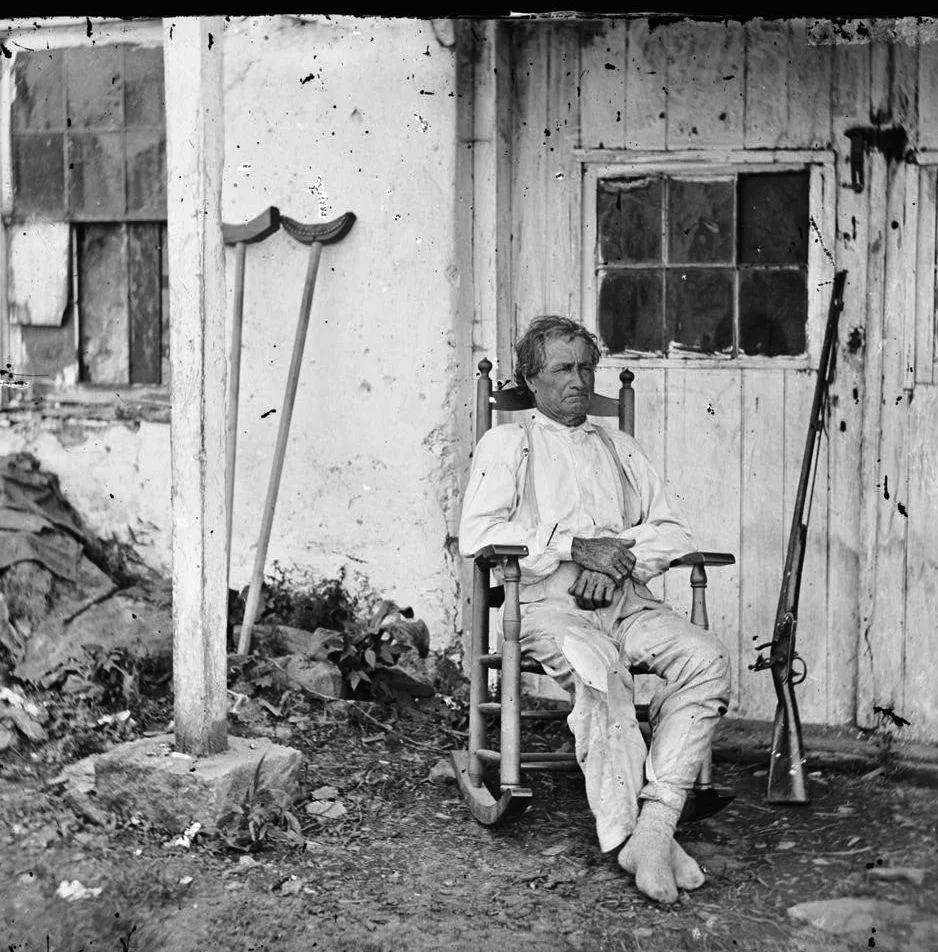 Mit Krücke und Gewehr. John L. Burns, der alte  Held von Gettysburg erholt sich von seiner Verwundung. Publiziert in New York im Juli 1863. Bild aus Brady's National Photographic Portrait Galleries.