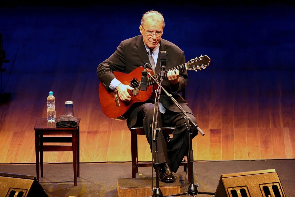 Er war einer der Komponisten des weltberühmten „Girls from Ipanema“. Jetzt ist João Gilberto im Alter von 88 Jahren gestorben. 
Der brasilianische Sänger, Gitarrist und Komponist gilt als Wegbereiter des Bossa Nova, einer Mischung aus Samba und Jazz.
Das 1962 entstandene „Girl from Ipanema“ (Garota de Ipanema) war eine Gemeinschaftsproduktion von Gilberto, Antônio Carlos Jobim und Stan Getz. Vor allem die Mitwirkung des Jazz-Saxophonisten Getz trug wesentlich zum Erfolg des Stücks bei.
Gesungen wurde es…