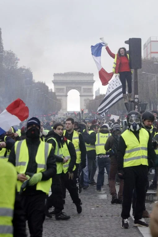 Tausende Französinnen und Franzosen demonstrieren gegen Präsident Emmanuel Macron und seine Regierung. Entzündet hatten sich die Demonstrationen an der Ankündigung der Regierung, dass die Treibstoffpreise steigen werden. Doch schnell entwickelten sich die Aufmärsche zu einer allgemeinen Protestwelle gegen die steigenden Lebenshaltungskosten, die Arbeitslosigkeit und die düsteren Zukunftsaussichten eines grossen Teils der Bevölkerung. Präsident Emmanuel Macron wird als „Präsident der Reichen“ verunglimpft. …