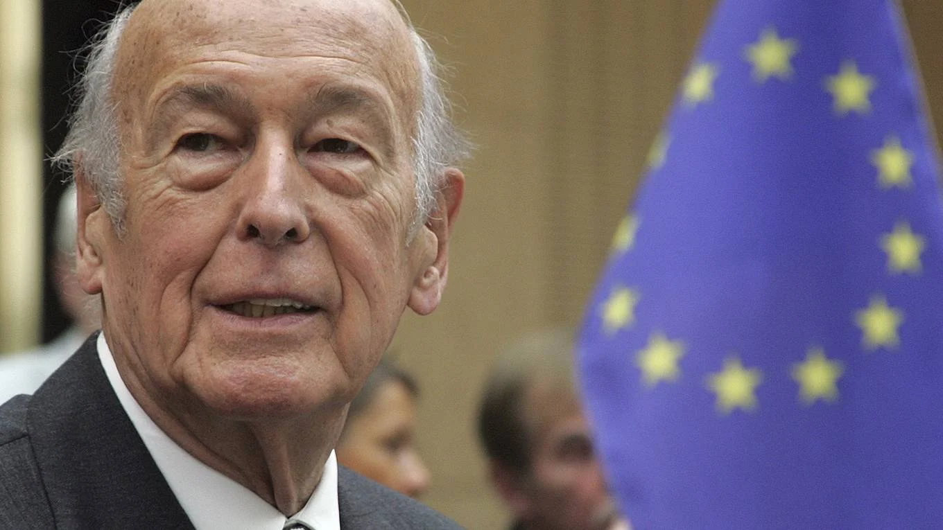 Giscard d'Estaing, meist VGE genannt, war von 1974 bis 1981 französischer Staatspräsident. Vorher war er Vorsitzender der liberal-konservativen Partei „Républicains indépendants“ sowie 1962–1966 und 1969–1974 Finanz- und Wirtschaftsminister. Nach seiner Präsidentschaft gründete er das bürgerliche Parteienbündnis UDF. 2002 trat er zur neuen Mitte-rechts-Partei UMP über. 2002 und 2003 war er Präsident des Europäischen Verfassungskonvents, sowie ab 2004 Mitglied des französischen Verfassungsrats. Er starb mit…