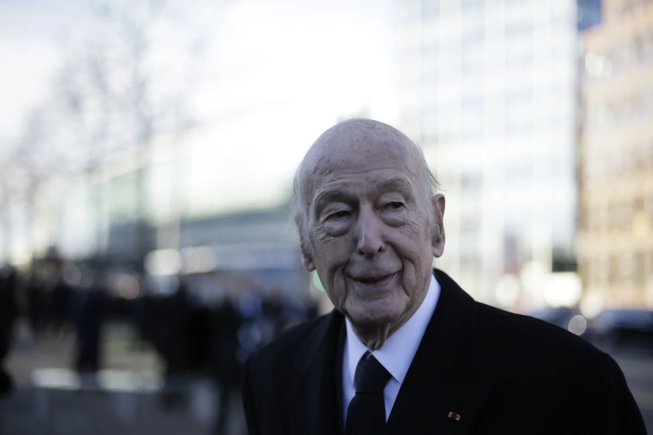 Giscard d'Estaing an der Trauerfeier für seinen Freund Helmut Schmidt in Hamburg, 23. November 2015 (Foto: Keystone/AP Photo/Markus Schreiber)

