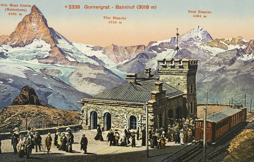 Am 20. August 1898 nahm oberhalb von Zermatt die Gornergratbahn den Betrieb auf. Sie ist eine elektrisch betriebene Zahnradbahn. Als zweithöchste Bergbahn Europas wird sie nur von der Jungfraubahn übertroffen. Das Bild stammt aus dem Jahr 1900. Es ist koloriert. Über der Station Gornergrat zeigt es das Matterhorn, die Tête Blanche und den Dent Blanche. (Foto:Keystone/Photoglob/Photochrome Collection)