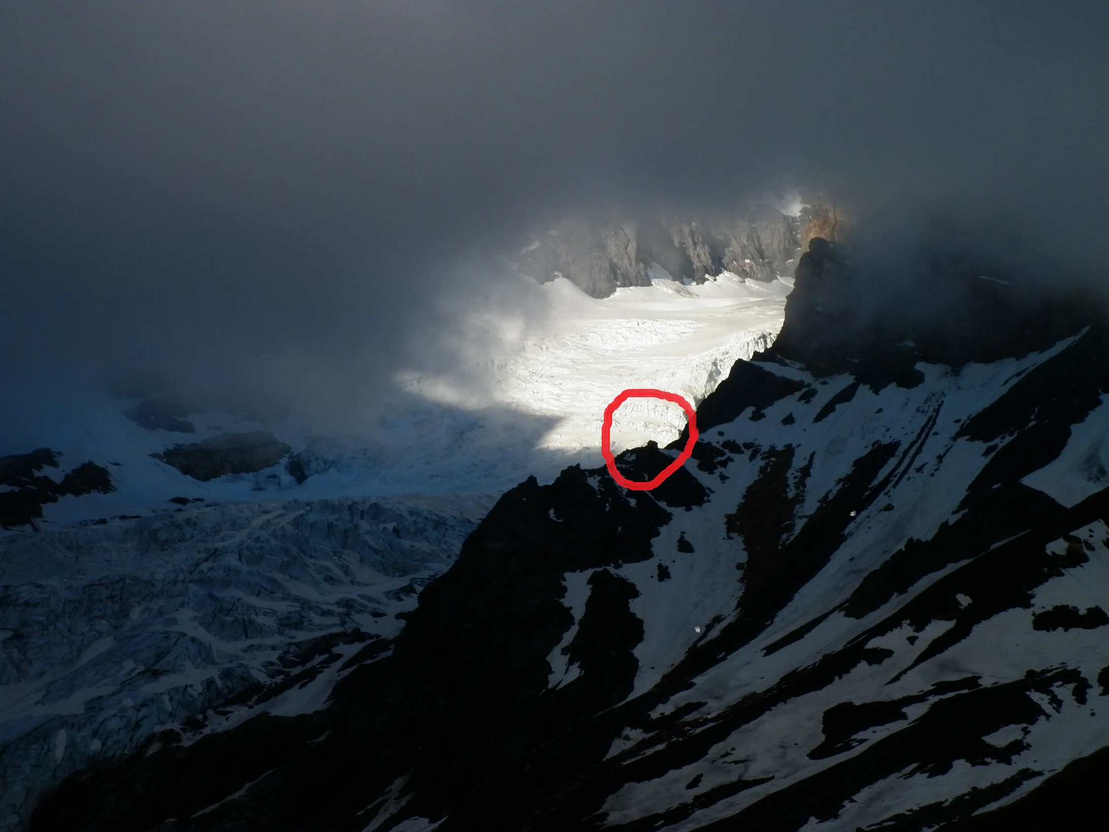 Im Kreis: Die Grünhornhütte auf dem Grat vor dem Bifertengletscher  (Foto: Helmut Scheben)