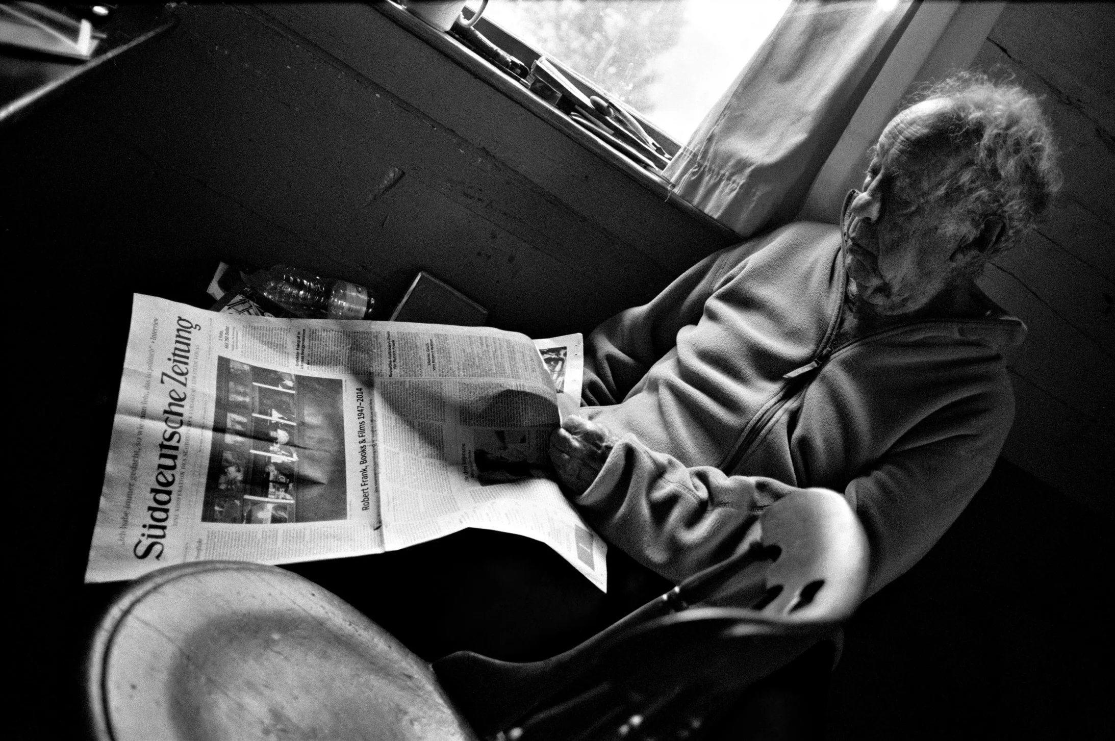 Robert Frank prüft den Andruck der "Süddeutschen Zeitung", Mabou/Kanada, September 2014. Photo © Gerhard Steidl