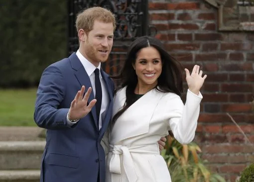 Prinz Harry, der Fünfte in der britischen Thronfolge, verlobt sich mit Meghan Markle, einer amerikanischen Schauspielerin. Die Hochzeit findet am 19. Mai 2018 statt. Meghans Vater ist ein Weisser, ihre Mutter eine Afro-Amerikanerin. Markle war von 2011 bis 2013 mit dem Talent-Manager Trevor Engelson verheiratet. (Bild: Keystone/AP/Matt Dunham)