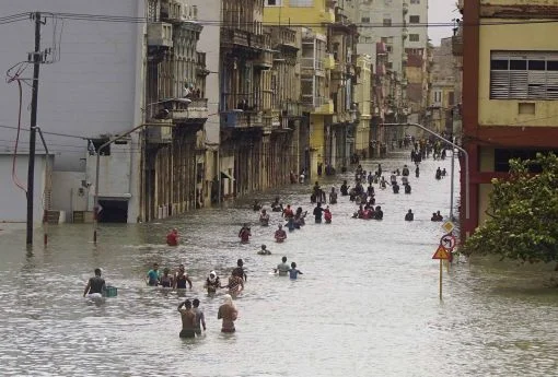 Er ist einer der stärksten je registrierten Stürme und erreicht Spitzengeschwindigkeiten von bis zu 295 km/h. Wellen bis zu 16 Metern Höhe richten schwere Schäden an. Im Bild eine überflutete Strasse in Havanna. Weltweit hat bisher kein anderer Sturm so lange, 37 Stunden, seine Spitzenintensität behalten. Nachdem er Kuba heimgesucht hatte, zieht Irma Richtung amerikanisches Festland. In den Florida Keys werden 90 Prozent der Häuser zerstört oder schwer beschädigt. Der Sturm fordert insgesamt fast 200 Todes…