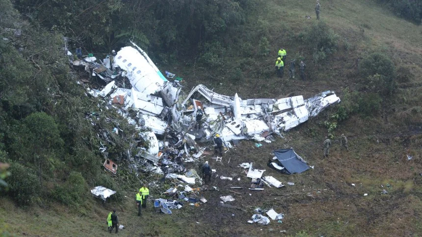 29. November: Kurz vor der Landung in der kolumbianischen Grossstadt Medellín stürzt ein Flugzeug der bolivianischen Gesellschaft Mamia in bergiges, schwer zugängliches Gebiet ab. Die 22 Spieler des brasilianischen Erstliga-Fussballklubs Associação Chapecoense de Futebol kommen ums leben. Mit ihnen sterben weitere 54 Flugzeuginsassen. Fünf Passagiere überleben. Vermutlich ist der Absturz auf Treibstoffmangel zurückzuführen. 