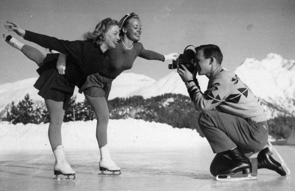 Es sind die ersten seit dem Zweiten Weltkrieg. Bereits 1928 hatten in St. Moritz Winterspiele stattgefunden. Im Bild: Der amerikanische Eiskunstlauf-Goldmedalliengewinner Dick Button filmt die Teamkolleginnen Eileen Seigh und Gretchen Merrill. Bei den Spielen, die vom 30. Januar bis 8. Februar 1948 dauern, belegt die Schweiz nach Norwegen und Schweden den dritten Gesamtrang. Die Schweizer gewinnen zehn Medallien, drei goldene, vier silberne und drei bronzene. (Bild: Keystone)