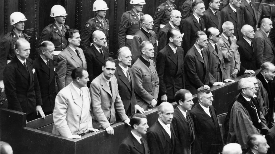 1946: Im Justizpalast in Nürnberg endet der Hauptprozess gegen die wichtigsten deutschen Kriegsverbrecher des Zweiten Weltkrieges. Zwölf Angeklagte werden zum "Tod durch den Strang" verurteilt, drei erhalten "lebenslänglich". Hermann Göring und Robert Ley töten sich vor der Vollstreckung des Urteils selber. Marin Bormann (in Abwesenheit zum Tod verurteilt) war die Flucht gelungen, seine Leiche wird 1972 bei Bauarbeiten in Berlin gefunden. Auf der Anklagebank vordere Reihe von links: Hermann Göring, Rudolf …