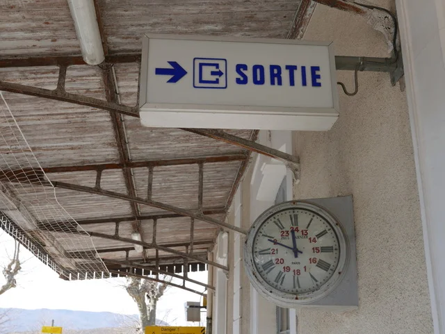 Aspres-sur-Buëch. Hier wartet man vergeblich auf einen Zug...
..und auch die Uhr ist stehen geblieben.