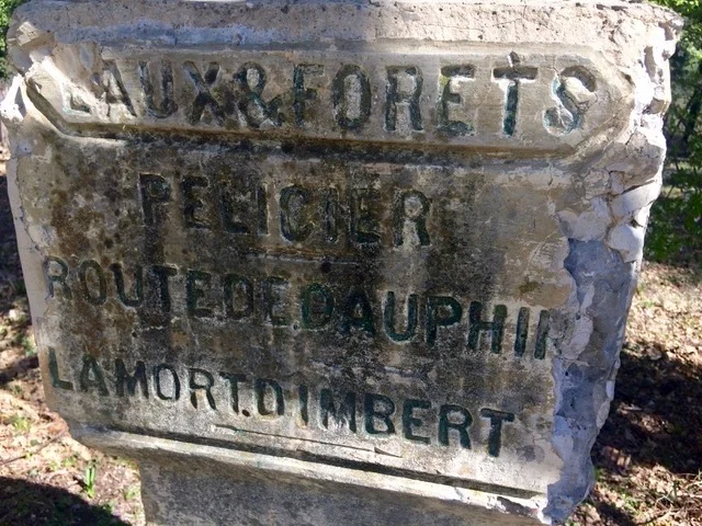 Alter Meilenstein beim Château de Pélicier auf dem Col de la Mort d’Imbert