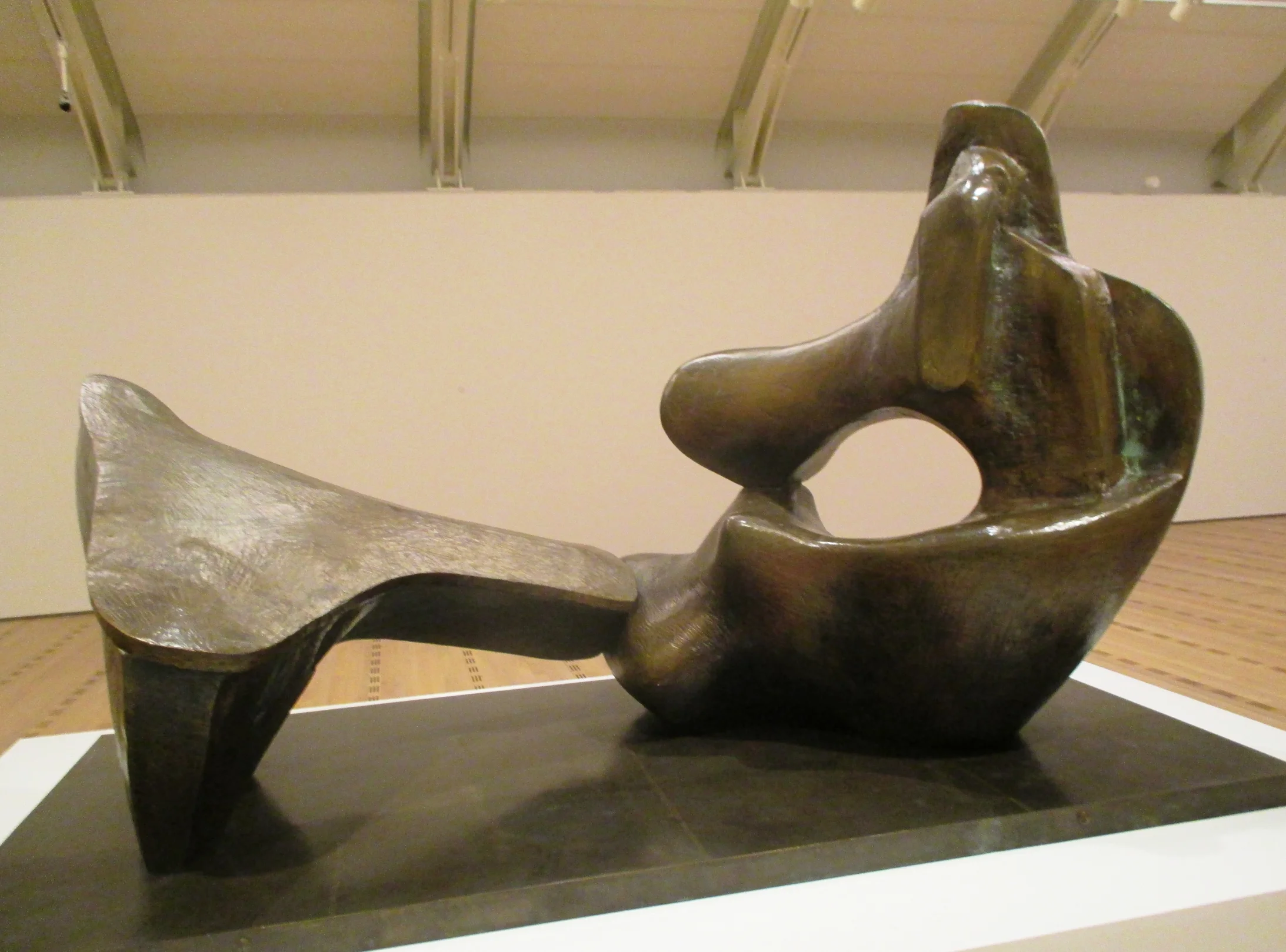 Arbeitsmodell für die Unesco, Liegende Figur, 1957, Bronze. 144 X 244 X 122 cm