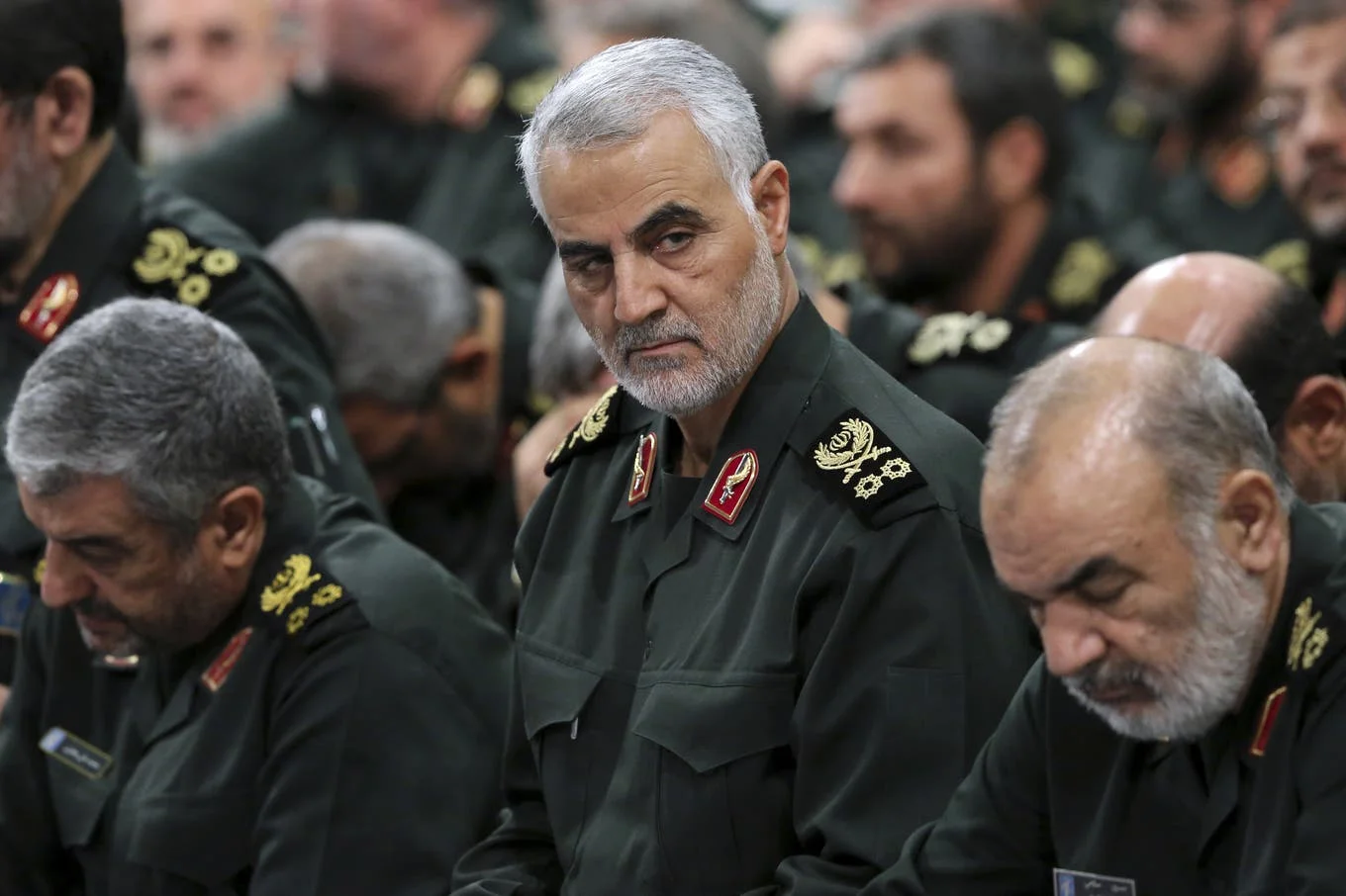 Auf Anordnung von Präsident Trump töten die USA eine der Schlüsselfiguren des iranischen Regimes. General Kassem Soleimani stirbt bei einem amerikanischen Raketenangriff auf seinen Autokonvoi, als dieser den internationalen Flughafen von Bagdad verliess. Abgeschossen wurden die Raketen von einer amerikanischen MQ-9-Reaper-Drohne. Soleimani war Kommandant der Kuds-Brigaden und zuständig für Auslandeinsätze. Insgesamt starben bei dem Angriff fünf Menschen, unter ihnen auch der irakische Milizenführer Jamal J…