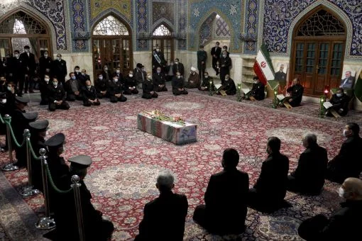 Der Sarg mit Mohsen Fakhrizadeh im Imam Reza-Schrein in Maschad (Foto: Keystone/Iranisches Verteidigungsministerium via AP)Der iranische Nuklearwissenschaftler Mohsen Fakhrizadeh Mahabadi wird im Imam Reza-Schrein in Maschad aufgebahrt. Fakhrizadeh war einem perfekt durchgeführtn Attentat zum Opfer gefallen. Er war Richtung Teheran unterwegs, als er Einschläge an seinem Fahrzeug vernahm. Er glaubte an einen Motorschaden und stieg aus. In dem Moment wurde er von einer Salve getroffen, die aus einem fernge…