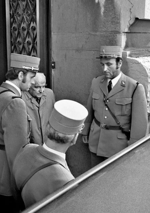 1976: Jean-Louis Jeanmaire, Brigadier der Schweizer Armee, wird verhaftet und angeklagt, geheime Unterlagen an den Nachrichtendienst der Sowjetunion weitergegeben zu haben. Jeanmaire wird wegen Landesverrats zu 18 Jahren Gefängnis verurteilt. 1988 wird er vorzeitig aus der Haft entlassen. Bis zu seinem Tod am 29. Januar 1992 kämpft er vergeblich um seine Rehabilitation. Er ist der ranghöchste verurteilte Schweizer Landesverräter. Das Bild zeigt ihn nach der Verurteilung vor dem Bundesgericht in Lausanne. (…