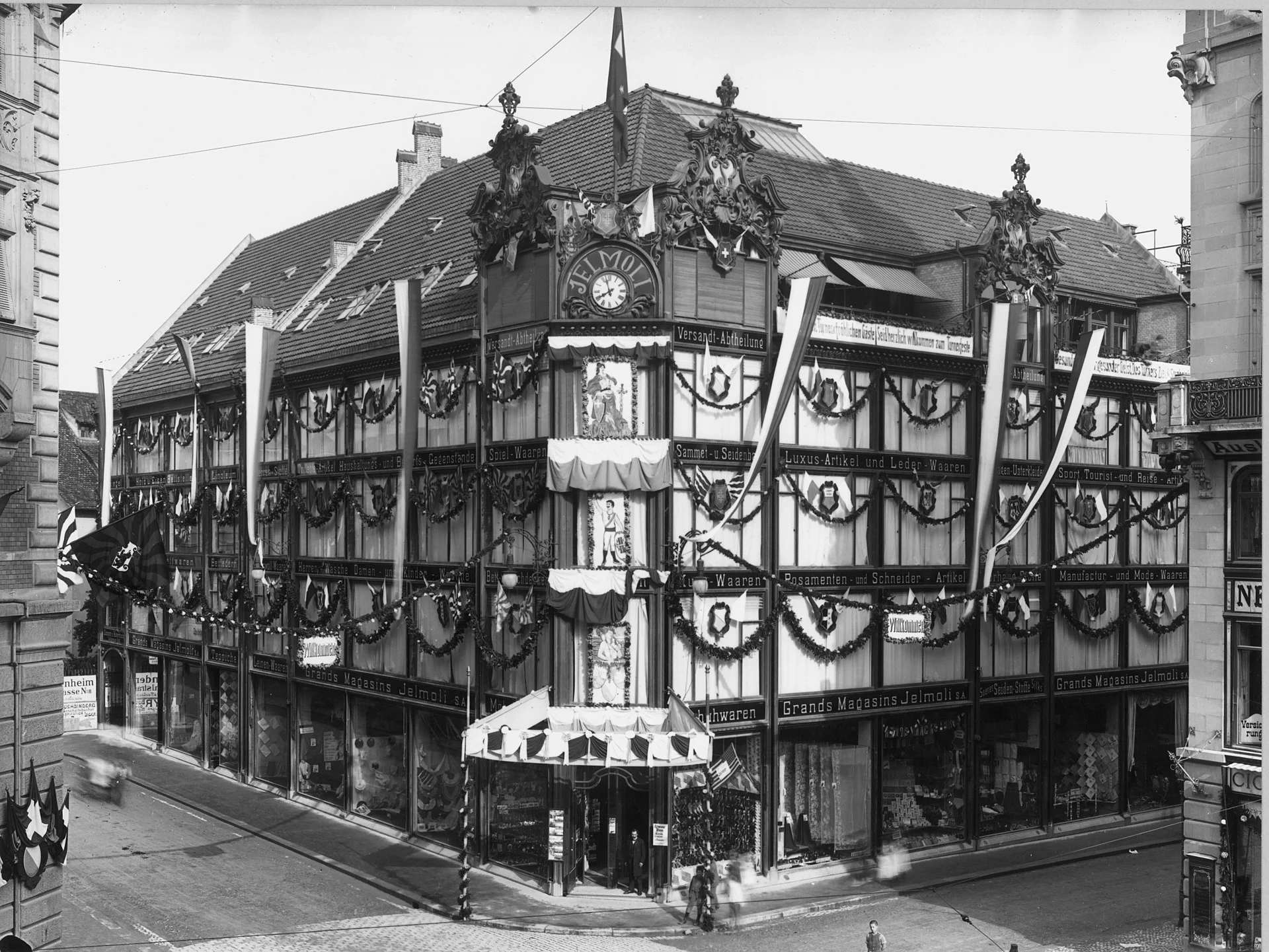 16. September 1899: In Zürich wird an der Ecke Sihlstrasse/Seidengasse das Warenhaus Jelmoli eröffnet. Es war nach dem Vorbild der Pariser Grands Magasins von den Architekten Stadler & Usteri erbaut worden. Die riesigen Fenster wurden als einzelne Schaufenster konzipiert, in denen bis in den dritten Stock hinauf die Waren ausgestellt wurden. Der Glaspalast, der erste dieser Art in der Schweiz, war eine Sensation und wurde zu einem Publikumsmagnet. Zum ersten Mal galten dort fixe Preise, die alle angeschrie…