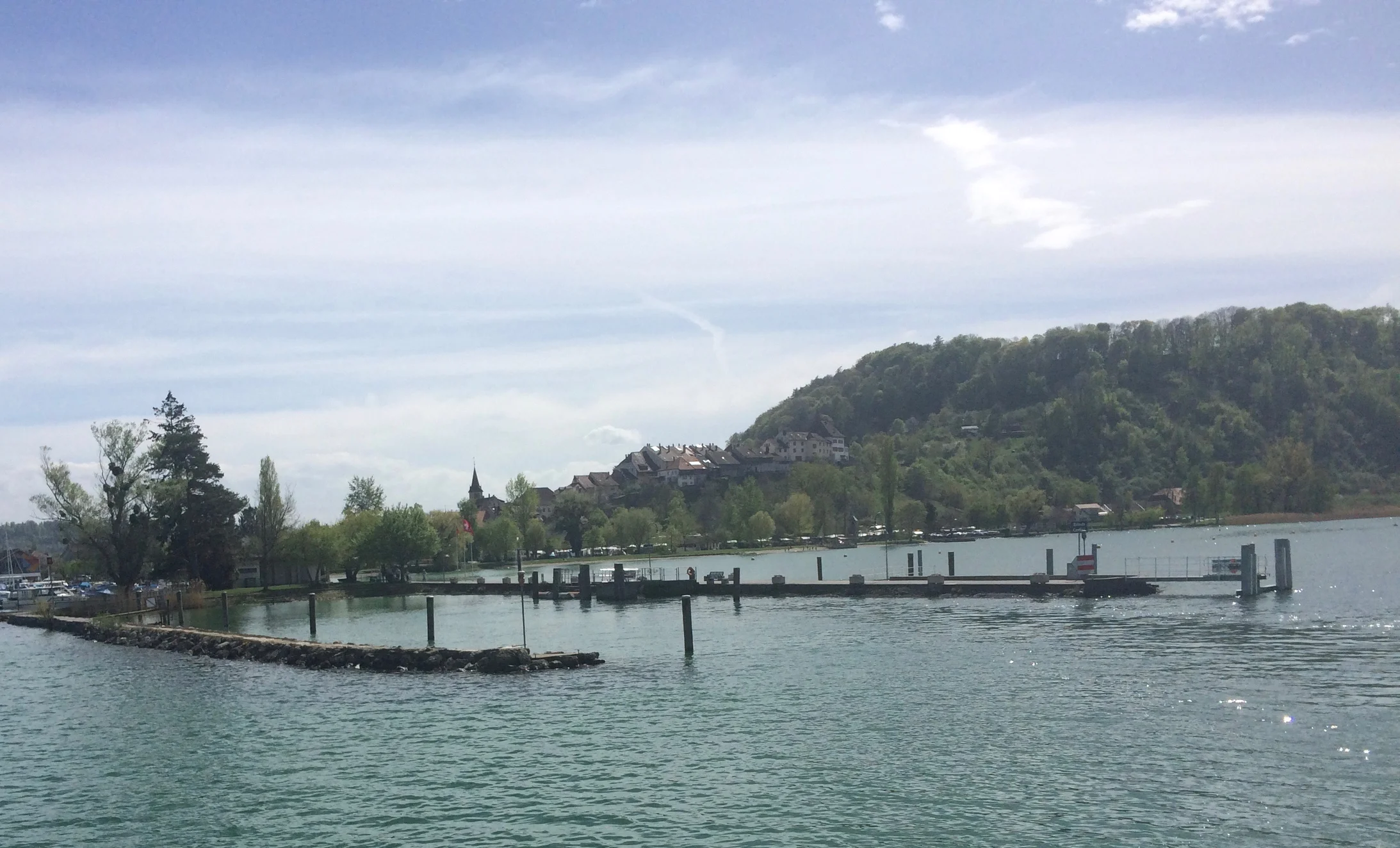 Wegfahrt von Erlach auf der ‚Stadt Biel’, im Hintergrund der Jolimont