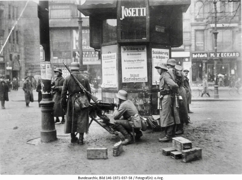 Maschinengewehrposten am Spittelmarkt (Bild: Deutsches Bundesarchiv, 146-1971-037-58, März 1920)