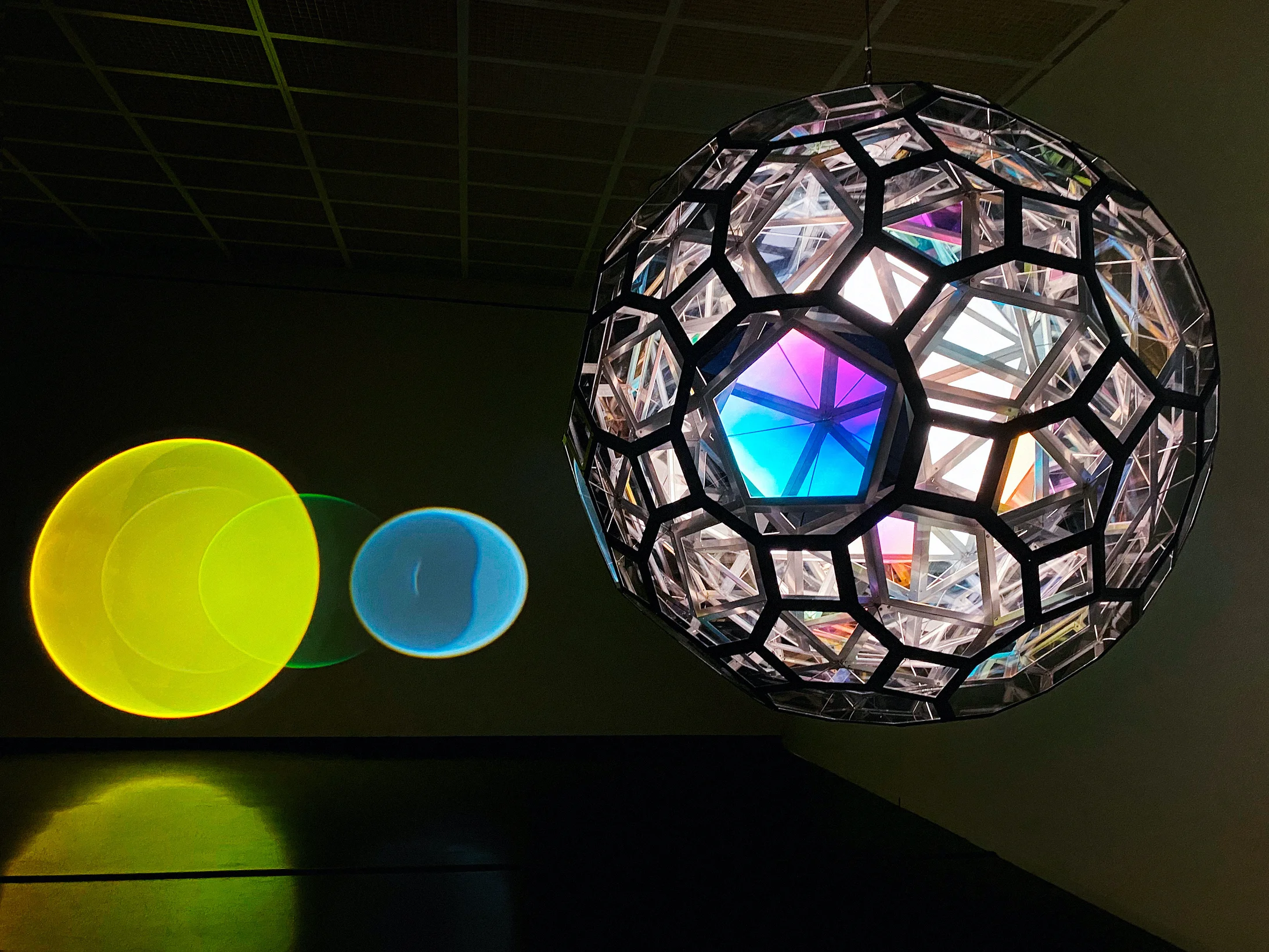 Olafur Eliasson: Weather orb, 2020, Edelstahl, Polarisationsfilter, Kunststoff, Farbe. Installationsansicht: Kunsthaus Zürich, 2020, Foto: Franca Candrian, © 2020 Olafur Eliasson