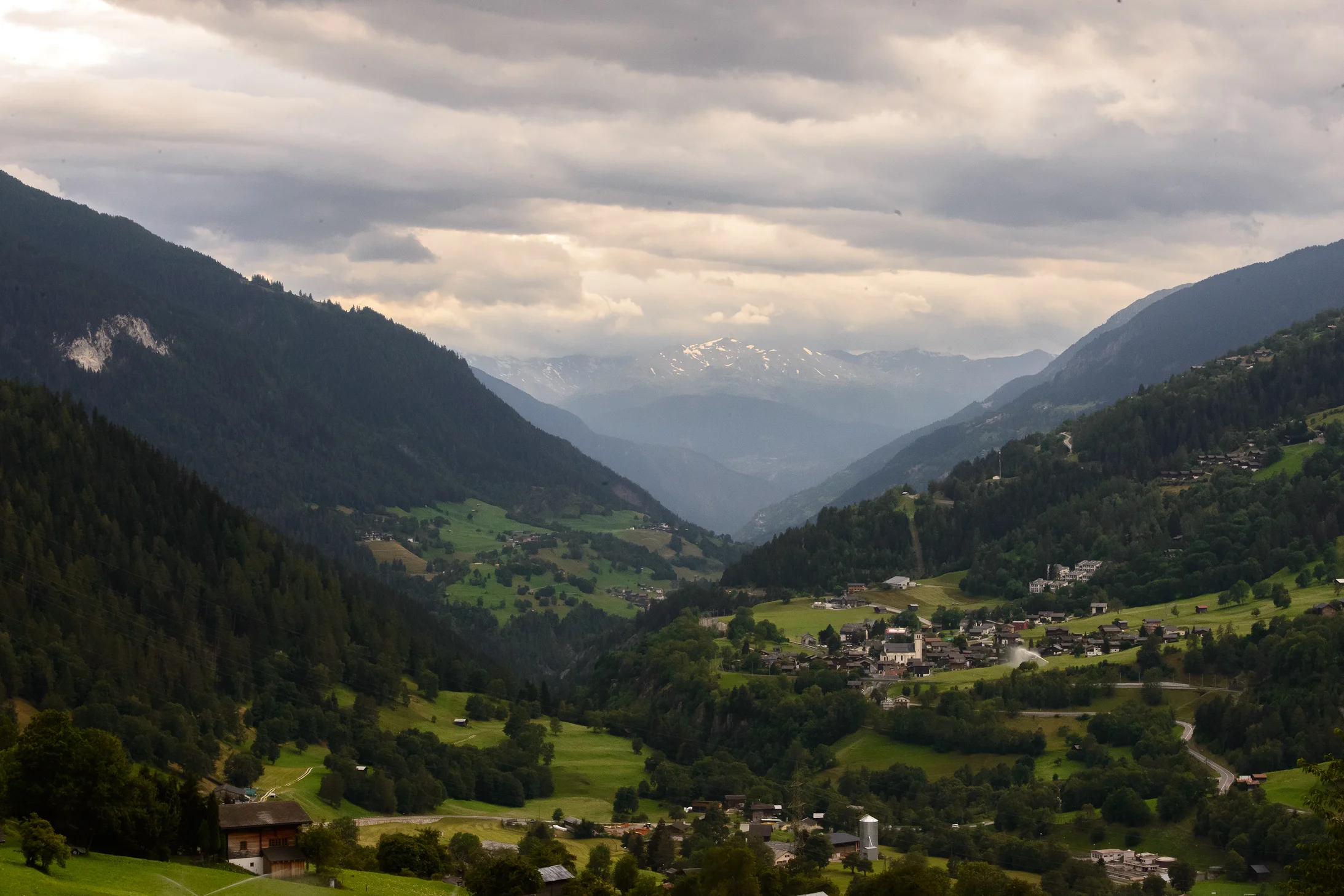 Inspirierend nicht nur für Rachel Harnisch: der Blick aus der Kirche Ernen ins weite Tal