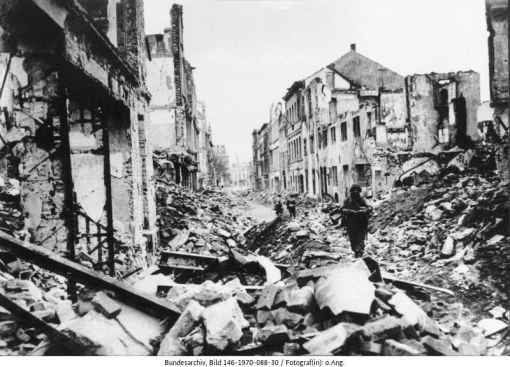 Soldaten der Dritten U.S. Army nehmen nach heftigen Strassenkämpfen Koblenz ein. Im Bild die Kastorpfaffenstrasse (Bild: Deutsches Bundesarchiv, 146-1970-088-30)