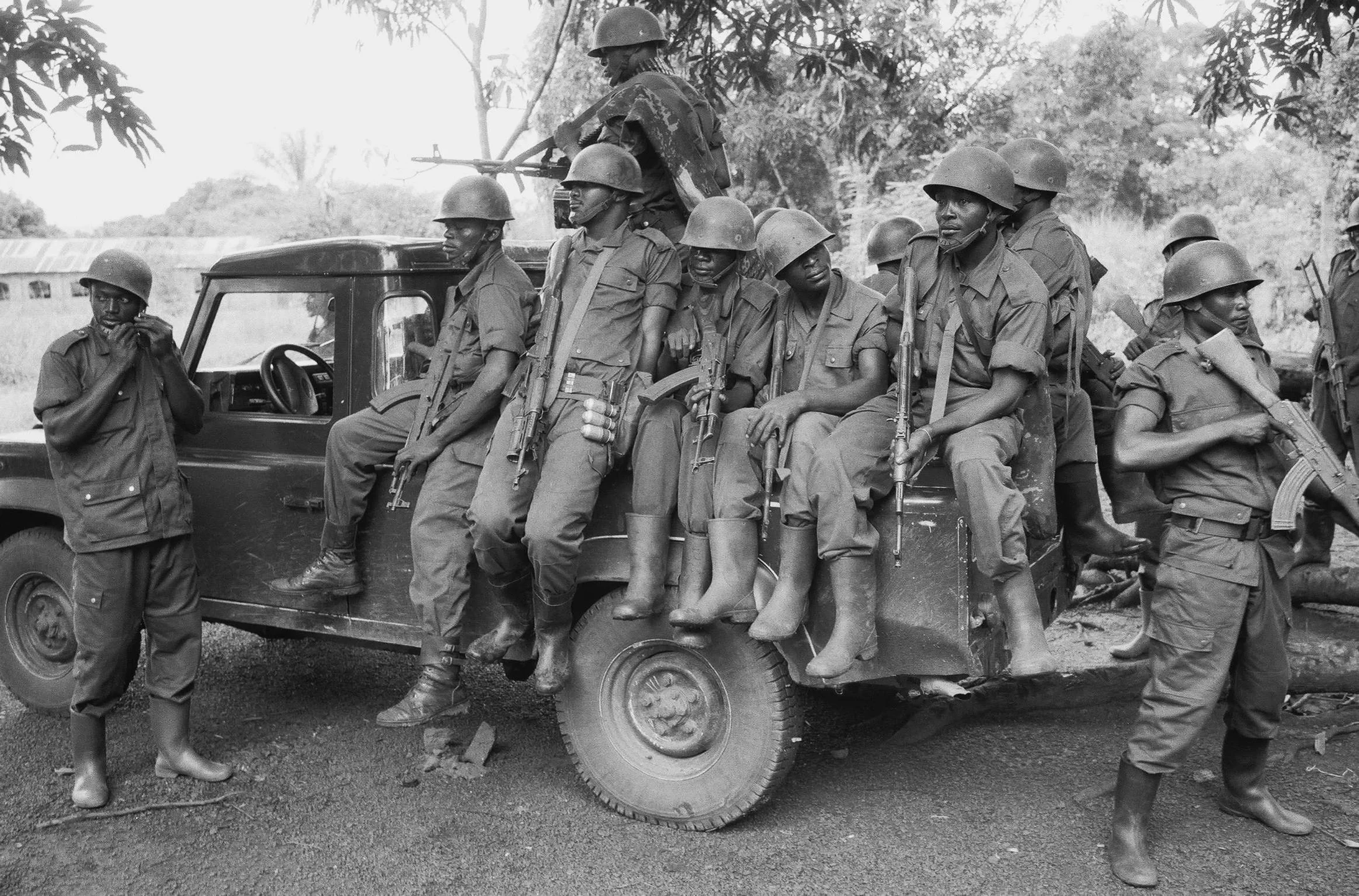 Kongolesische Soldaten im Kampf gegen mordende, christliche Fundamentalisten. Wir befinden uns in der Nähe von Dunga, im Nordosten des Kongos, nahe der ugandischen Grenze. Christian Wyss, Fotograf und Video-Editor beim SF hat das Gebiet kürzlich besucht.