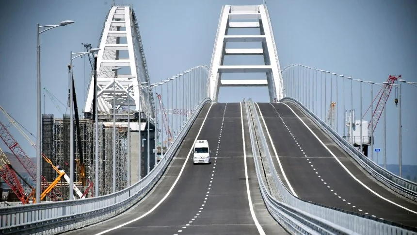 Die 19 Kilometer lange Brücke ist die längste europäische Brücke und verbindet die Krim über die Strasse von Kertsch mit der russischen Region Krasnodar. Russland hatte die ukrainische Halbinsel Krim im Jahr 2014 annektiert. 