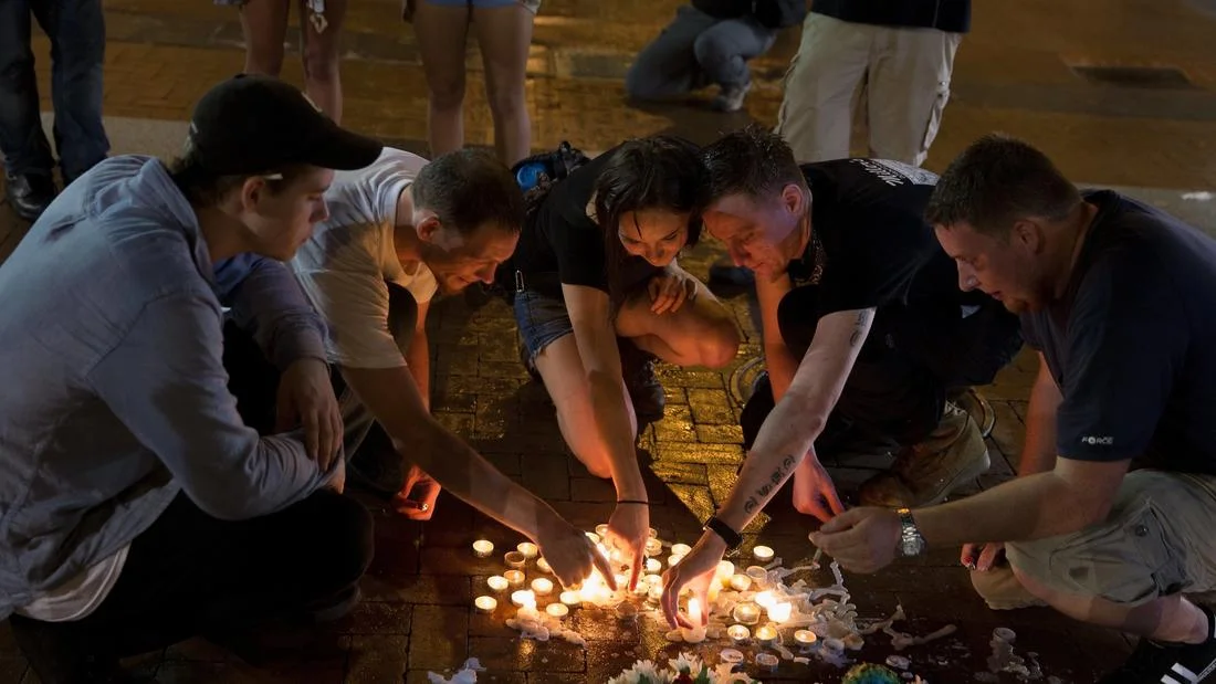 Junge Menschen gedenken in Charlottesville der Toten.