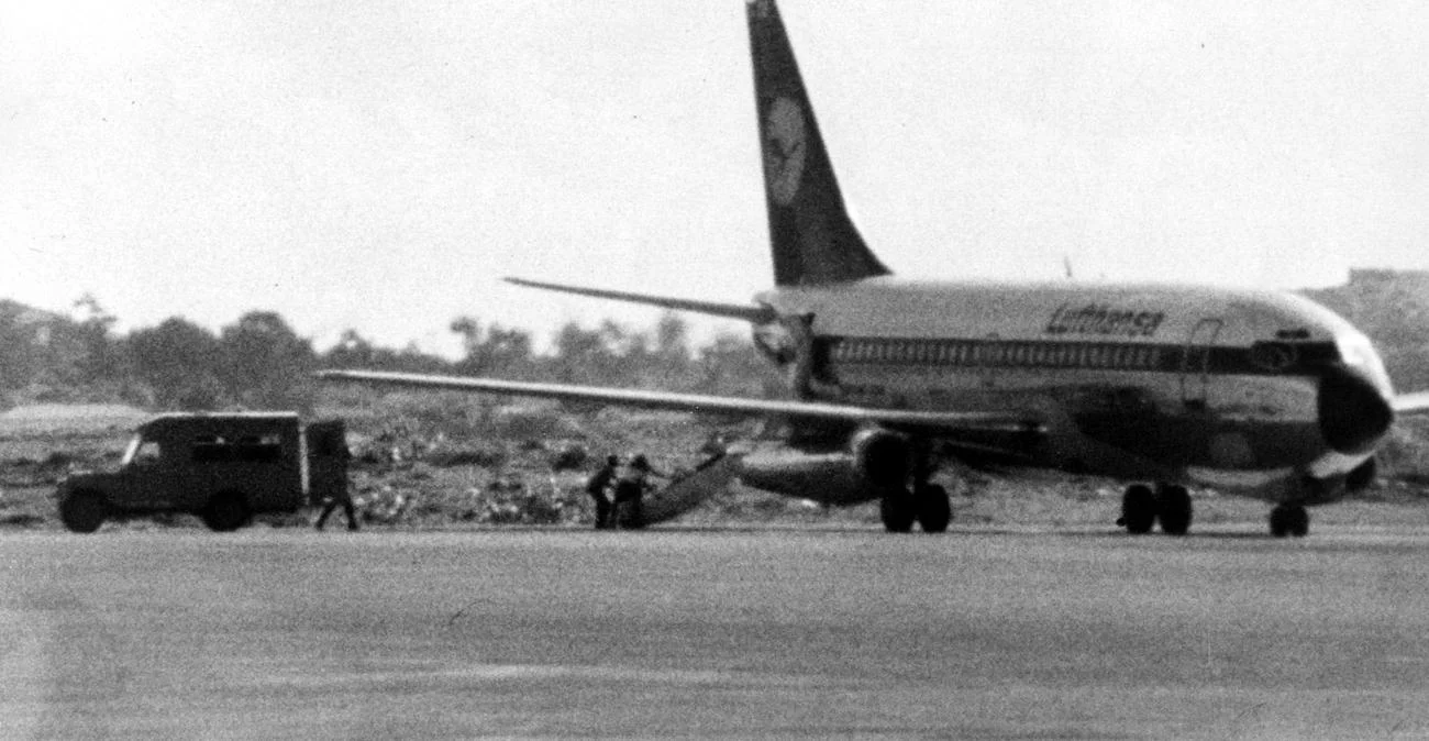 Vier Palästinenser, die mit der deutschen Terrorgruppe RAF (Rote Armee Fraktion) verbündet sind, entführen die Lufthansamaschine „Landshut", die sich auf dem Weg von Mallorca nach Frankfurt befindet. Die Odyssee führt das Flugzeug über Rom, Zypern, Dubai, Aden nach Mogadischu, der Hauptstadt Somalias (Bild). Am 5. September hatten RAF-Terroristen Hanns Martin Schleyer, den Vorsitzenden des Bundesverbandes der Deutschen Industrie, entführt. Die RAF wollte mit diesen Aktionen die Freilassung der in Stuttgart…