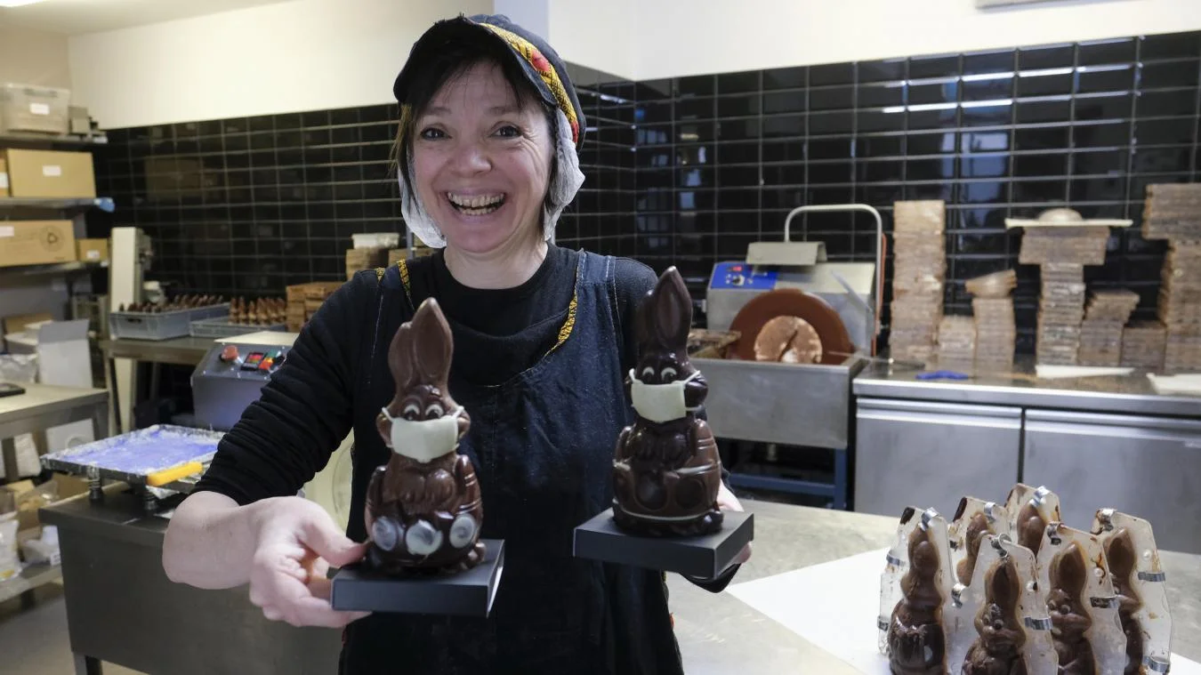 Ostern in den Zeiten der Seuche. Die belgische Chocolatière Geneviève Trepant musste ihren Laden in Lonzée, südöstlich von Brüssel, schliessen. Dann lancierte sie eine Solidaritätskampagne. Die von ihr geschaffenen „Lapinous“ (Häschen) verkauft sie via Internet. Ein Teil des Geldes wird für den Kauf von medizinischem Material für das nahe gelegene Spital von Namur verwendet. Ein anderer Teil geht an die schwer geprüften Pflegerinnen und Pfleger in den Spitälern der Region. (Foto: Keystone/EPA/Olivier Hosle…