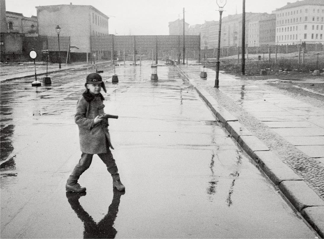 Vor den Sichtblenden der Absperrung der Gartenstraße, Berlin-Ost, 2019 bpk / Kunstbibliothek, Staatliche Museen zu Berlin / Bernard Larsson