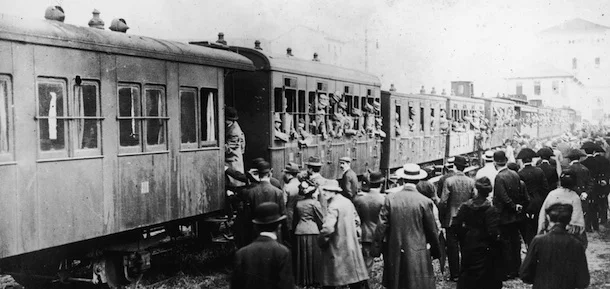 1911: Italienische Soldaten fahren von Neapel aus Richtung Süden, wo sie mit Schiffen nach Libyen gebracht werden