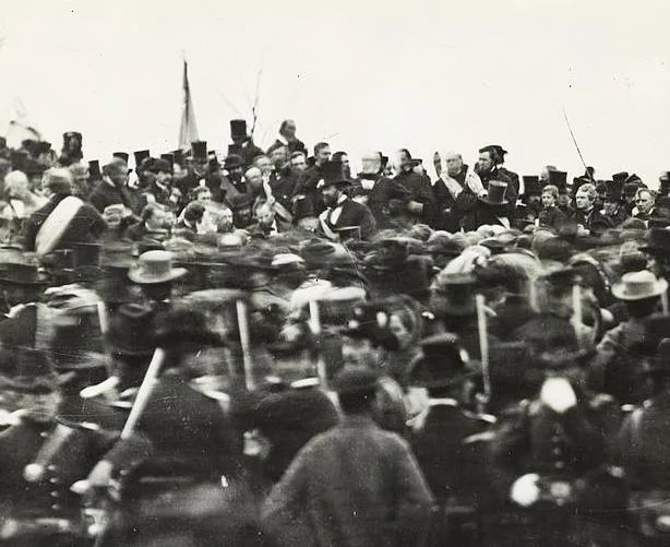 Abraham Lincoln in Gettysburg am 19. November 1863 bei der Einweihung des Friedhofs. Lincoln mit Zylinder. (Foto: National Library of Congress, Washington).